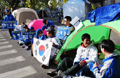 프로야구 한국시리즈 1차전이 열리는 25일 오전 텐트를 치고 밤을 새우거나 새벽에 나온 열성 팬들이 좋은 자리를 선점하기 위해 대구시민운동장 야구장 입구에서 진을 치고 있다. 성일권기자 sungig@msnet.co.kr