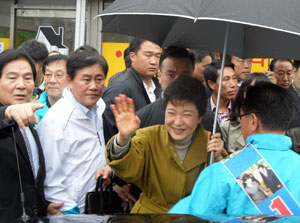 박근혜 전 한나라당 대표가 칠곡군 왜관시장 유세 현장을 떠나기에 앞서 인파들의 열렬한 박수에 손을 흔들어 답례하고 있다.