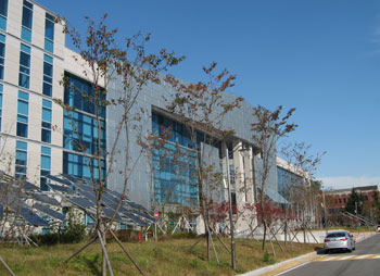 구미 신평동 옛 금오공대 캠퍼스가 모바일융합기술센터 건립과 산학융합지구 개발 등으로 대구경북 R＆D 허브 및 대학교육 공간으로 재탄생하고 있다. 이창희기자