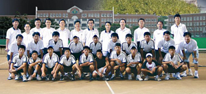 영심회는 작년 여름 모교 테니스코트에서 월례회를 갖고 재학생과 함께 기념촬영을 했다.