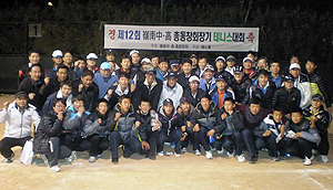 영심회는 작년 10월 총동창회장기 테니스대회를 마치고 재학생과 기념사진을 찍었다.
