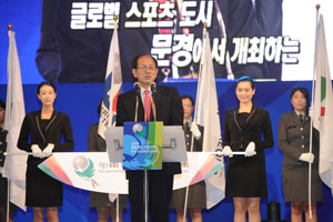문경정구선수권대회 개막식에서 축사를 하는 김관용 경상북도지사, 개회선언을 한 신현국 문경시장, 태권도시범. 문경시 제공.