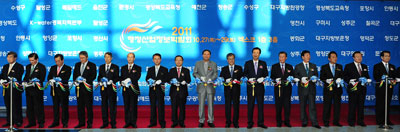 27일 대구 엑스코에서 개막된 2011 행정산업정보박람회에서 관람객들이 포항시 홍보 부스에서 과메기를 시식하고 있다. 성일권기자 sungig@msnet.co.kr