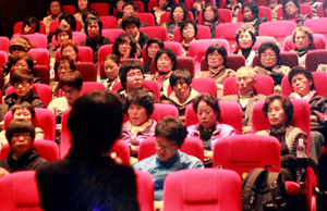 27일 대구 수성구 한 영화관에서 사회복지사와 봉사자들이 인권강의를 듣고 영화 