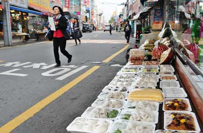 덕산 떡전골목은 백화점이 들어서면서 여러번 자리를 옮겼지만 여전히 이바지음식으로 이름을 날리고 있다. 성일권기자 sungig@msnet.co.kr