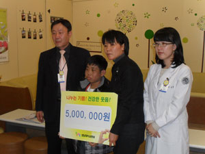 생명나눔실천본부 대구지역본부는 장기기증 운동뿐 아니라 어려운 환경에 처한 환우를 위한 성금도 수시로 전달하고 있다. 왼쪽에서 세 번째가 박종명 본부장.