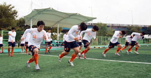올해 대통령기 전국 대회에서 우승한 문깡FC 선수들이 강변축구장에서 전국 대회 2연패를 위해 맹훈련하고 있다.