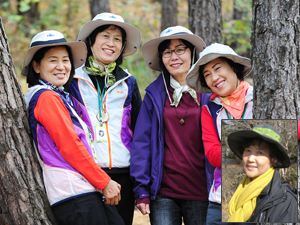 숲 해설 활동이 너무 행복하다는 앞산 숲 해설가 5인방인 강임주, 신선옥, 김은숙, 송영란(왼쪽부터) 씨가 소나무를 친구삼아 활짝 웃고 있다. 원안 사진은 개인 사정으로 사진 촬영에 참석하지 못한 곽현숙 씨. 성일권기자 sungig@msnet.co.kr