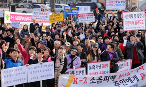 대구공군기지(K2) 인근 소음 피해배상금 지연이자 반환을 요구하는 주민들이 31일 동구보건소 옆 주차장에서 열린 