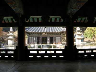 천년고찰 직지사 대웅전 앞에는 보물 제606호인 삼층석탑이 영겁의 세월을 이겨내고 있다.