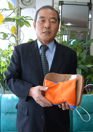 청도 산동의료재단 박순봉 이사장이 몸을 따뜻하게 하고 혈액순환을 도와주는 온열찜질기 특허를 받아 화제다. 청도·노진규기자
