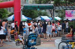 대구의 두번째 평생학습 마을 성당 코오롱 하늘채 주민들이 축제를 통해 친목도 다지고, 지역사회에 대한 관심도 나누고 있다.