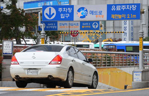 현대백화점, 동아쇼핑과 연결된 반월당 메트로 센터 지하 주차장 운영권 입찰에 롯데쇼핑 용역 업무를 맡고 있는 업체가 참여할 예정이라 백화점 업계에서 신경전이 벌어지고 있다.
