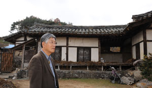 만주 항일 투쟁을 위해 100년 전 매각한 안동시 남후면 검암리 안동 권씨 부정공파 대애실 문중 종가는 해방 이후 지금까지도 후손들이 되찾지 못하고 남의 수중에 있다. 추산의 손자 권대용 씨는 항일투쟁으로 잃어버린 추산 할아버지 생가를 되찾아 가문 일으켜 세우기를 필생의 사업으로 삼고 매일같이 애태우고 있다.