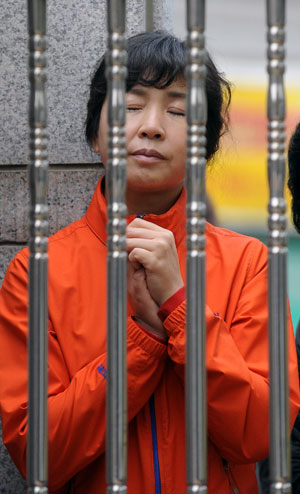 2012학년도 대학수학능력시험일인 10일 오전 제24 대구시험지구 제17시험장인 대구여고 교문 앞에서 한 수험생 학부모가 간절하게 기도하고 있다. 김태형기자 thkim21@msnet.co.kr