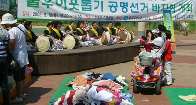 올해로 설립 9년째를 맞은 대구 수성구선거관리위원회 공명선거봉사단은 어려운 이웃을 돕는 데 앞장서고 있다. 매일신문 희망나눔 캠페인 성금 기탁.