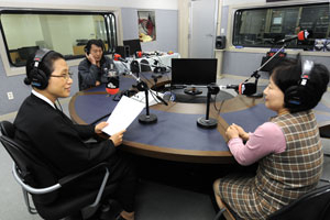 대구시 중구 남산동 원불교 대구경북교구청 2층에 자리한 원음방송국에서 진행자들이 방송을 하고 있다. 우태욱기자 woo@msnet.co.kr