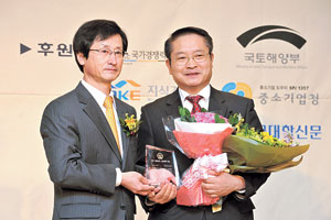 경상북도 이주석(오른쪽) 행정부지사가 2011 대한민국 소통경영 대상에서 종합대상을 받았다.
