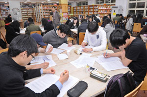 대구시교육청이 14일부터 대구동중학교 도서실에서 열고 있는 경북대 대학진학적성검사(AAT) 대비 