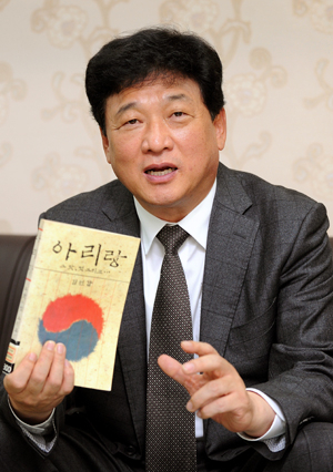 현한근 문경문화원장이 문경새재 아리랑의 존재와 전승가치에 대해 설명하고 있다. 정운철기자 woon@msnet.co.kr