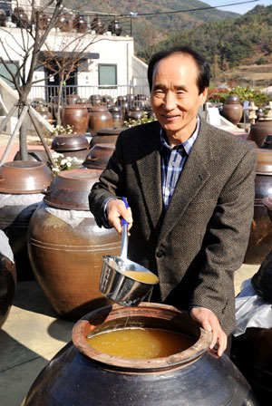 구관모 대표는 한때 맥이 끊어지다시피한 천연식초 제조에 성공하고 자신만의 특허까지 취득해 전국적으로 유명세를 얻고 있다.