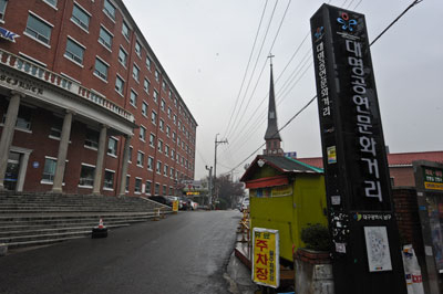 한때 유흥가였던 대명동 계명대 일대가 소극장과 화가들의 작업공간, 오페라극단 등 예술가들이 모여드는 거리가 됐다. 대명공연문화거리에는 5개의 소극장이 대구 연극을 알리기 위해 땀방울을 흘리고 있다. 우태욱기자 woo@msnet.co.kr