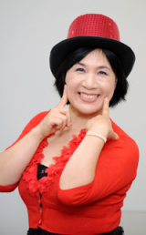 행복한 웃음치료사 이기애 씨가 귀여운 표정을 짓고 있다.