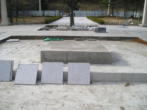 다음 달 2일 박태준 포스텍 설립이사장의 조각상이 들어설 포스텍 노벨동산에 공사가 한창이다. 가운데 기단이 조각상이 놓일 자리이다. 이상원기자