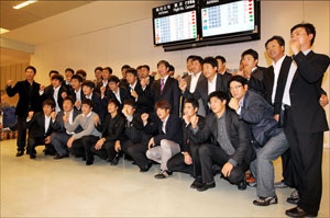 사진-2011 아시아시리즈 정상에 도전하는 한국시리즈 우승팀 삼성 라이온즈 선수들이 23일 오후 타이베이 국제공항으로 입국해 카메라를 향해 포즈를 취하고 있다. 삼성 라이온즈 제공