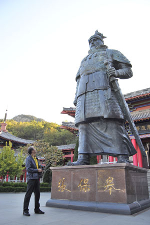 영성시 석도의 적산법화원 내 장보고 기념관 앞마당에 있는 8m 높이의 장보고 청동상의 모습이다.