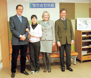 한국관광공사 이참사장(사진 왼쪽)이 독일 여행업체 CEO들과 함께 영천손한방병원 대구분원을 찾았다.