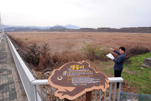 대명유수지에 야구장 등 생활체육시설 조성 사업을 추진중인 우리토목엔지니어링 김병완 대표가 대명유수지에서 야구장 설립 방안을 설명하고 있다.