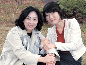 아름다운 천사 김진혜(오른쪽) 씨와 시옥진 교수. 구미1대학 제공