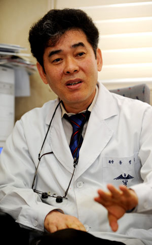 연극 제작자로 지역 연극계의 든든한 버팀목이 되고 있는 공정욱치과의원 공정욱 원장.
