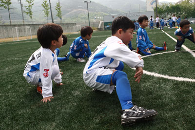 대구FC 유소년 축구교실에서 아이들이 몸풀기 운동을 하고 있다. 대구FC 제공