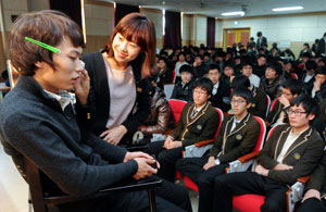 메이크업 강좌를 듣고 있는 대구 지역 남자 고교생들. 화장하는 남자들이 늘면서 화장품 업체들이 남성 고객을 잡기 위한 경쟁이 치열하다. 우태욱기자 woo@msnet.co.kr