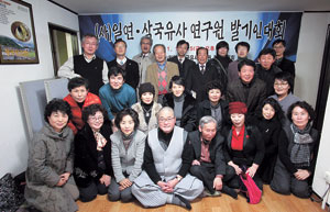 군위 인각사 주지 도권 스님과 일연 삼국유사연구원 회원들이 