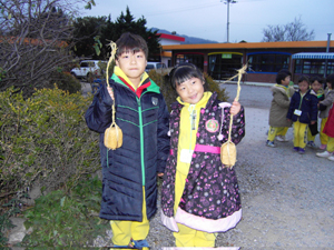 가평목동수련원을 체험마을로 새롭게 단장한 이후 다양한 체험프로그램을 추가신설하여, 단체 및 개인가족 고객들의 만족도를 꾸준히 향상시킨 가평산내들체험마을은 이번 겨울방학을 맞아 눈썰매타기, 얼음썰매타기, 얼음팽이체험, 비료포대 눈썰매타기, 얼음조각체험, 팥죽만들기체험, 메주만들기체험, 고구마 ＆ 밤 굽기체험, 스케이트타기 등 겨울에만 경험할 수 있는 오감체험 프로그램을 다채롭게 준비중이다.