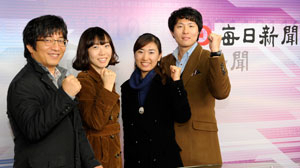 매일신문의 방송시대를 열어갈 4명의 주역들이 매일신문사 3층에 마련된 스튜디오에서 파이팅을 외치고 있다. 왼쪽부터 장성현