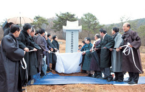 이의근 전 도지사 묘비 제막식이 1일 청도 이서면 대곡리 묘소에서 김관용 경북도지사, 묘비건립추진위원회, 유족 등이 참석한 가운데 열렸다. 이의근 전 도지사 묘비건립추진위 제공