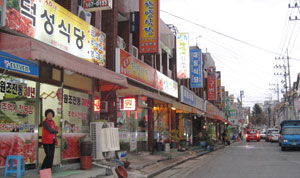 30년 전통의 중리동 곱창골목은 소곱창전골과 대창구이를 즐기는 손님들이 줄을 잇는다. 2001년까지 도축장이 자리하고 있었던 역사 때문에 손님들은 식당들의 싱싱한 재료와 맛에 대한 믿음으로 이곳을 찾고 있다.