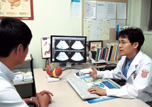 계명대 동산병원 소화기내과 김은수 교수는 염증성 장질환의 경우 꾸준한 치료가 가장 중요하다고 말한다.