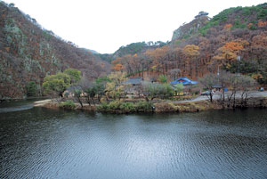 운제산을 등에 지고 호수에 그림자를 드리운 채 서 있는 오어사.