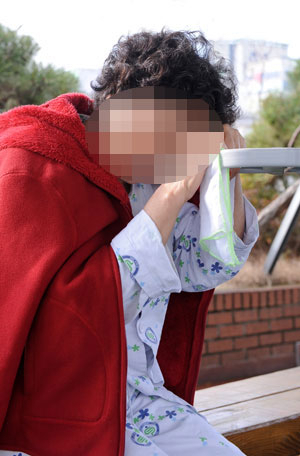 심연지(가명) 씨는 최근 대장암 수술을 받고 병원에서 치료 중이다. 식모, 파출부 등의 일을 하며 지난 수십 년간 전국을 떠돌다 고향인 대구에 정착했지만 대장암이란 병마에 주저앉고 말았다. 정운철기자 woon@msnet.co.kr