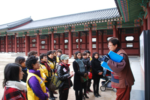 대구적십자사봉사회 노춘식 회장이 다문화가정 여성들을 초청, 청와대와 경복궁 등 서울 나들이를 다녀왔다.