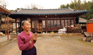 누나와 함께 살았던 고향집에 살고 있는 이호분 씨 가 