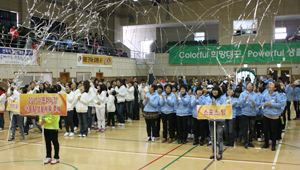 지난달 25일 서구국민체육센터에서 열린 2011 다문화가정 어울림 생활체육 축제. 300여 명이 참가해 레크리에이션과 명랑운동회 등을 하며 화합을 다졌다. 대구시생활체육회 제공