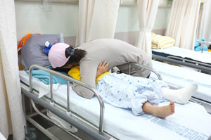 사고가 난 어린이집 운행 버스. 2, 3. 버스사고가 난 어린이집 원생들이 병원에서 치료를 받고 있다. 4. 어린이집 버스사고로 다리가 골절된 딸을 안고 울고 있는 학부형.