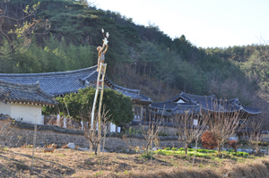 영천시 화남면 귀호리 귀애정에서는 조각작품과 고택을 함께 볼 수 있다. 민병곤기자