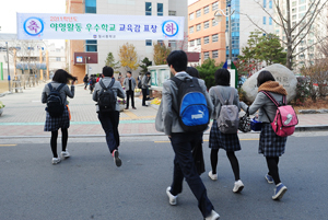 대구 월서중학교가 개교한 지 4년이 지났지만 정문을 만들지 못하면서 학생들은 차량이 북적이는 이면도로를 지나 후문으로 등교해야 해 안전사고 위험이 크다. 15일 월서중 학생들이 이면도로를 걸어 후문으로 등교하고 있다. 성일권기자 sungig@msnet.co.kr